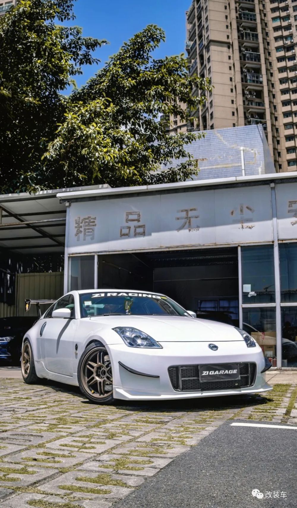 竞技走街范的日产350z大尾翼的加持让美臀更性感