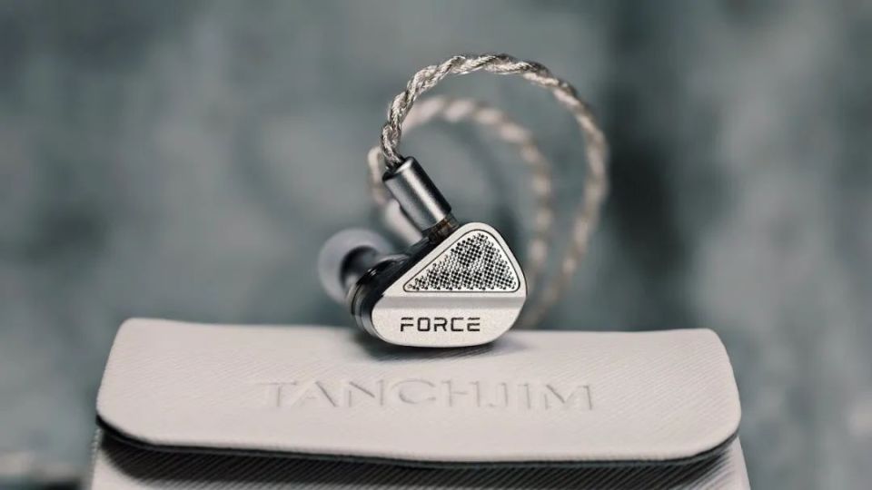 天使吉米TANCHJIM FORCE是一款颜值技术和听感都足够独特的双动圈耳塞