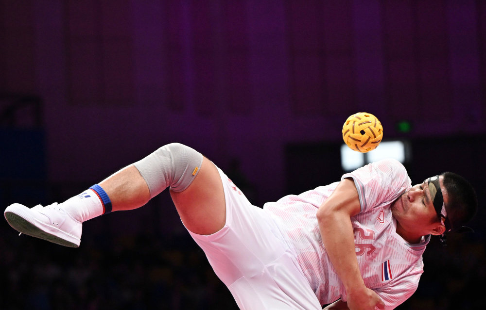 新华社记者 陈钟昊 摄10月6日,越南选手吴青龙在比赛中发球.