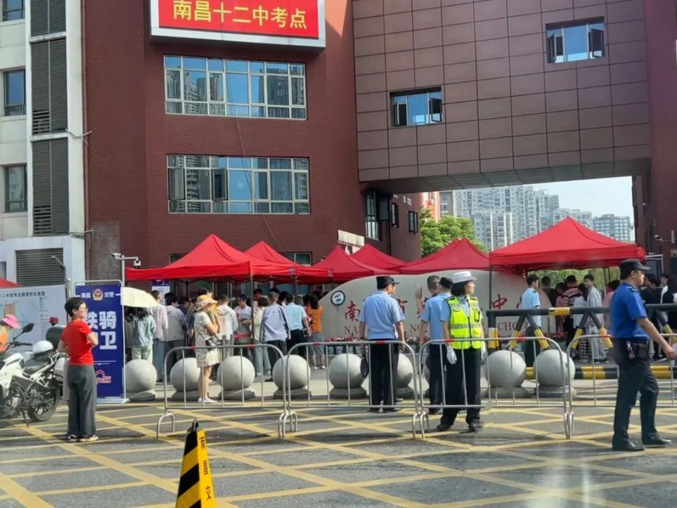 在考点外等待各考点外陆续有考生到达记录下现场一幕幕珍贵的瞬间南昌
