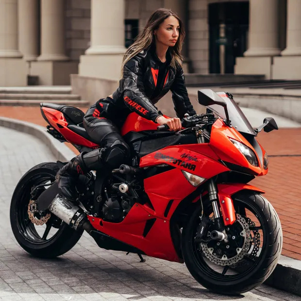 俄罗斯"最美摩托车手"殒命土耳其,和卡车相撞,留下了13岁的儿子