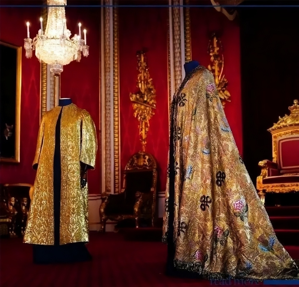 卡米拉则是身穿一身月白色,绣花的加冕长袍,袖口和裙摆处用金线绣出