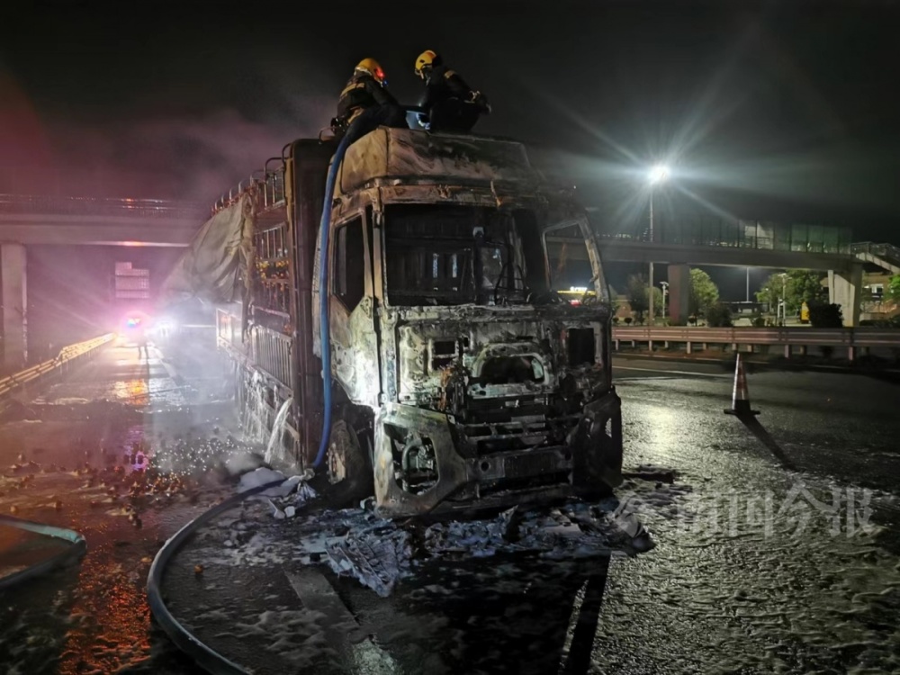 民警到达现场发现,一辆大货车停在第四车道上,车身冒出滚滚黑烟,四周