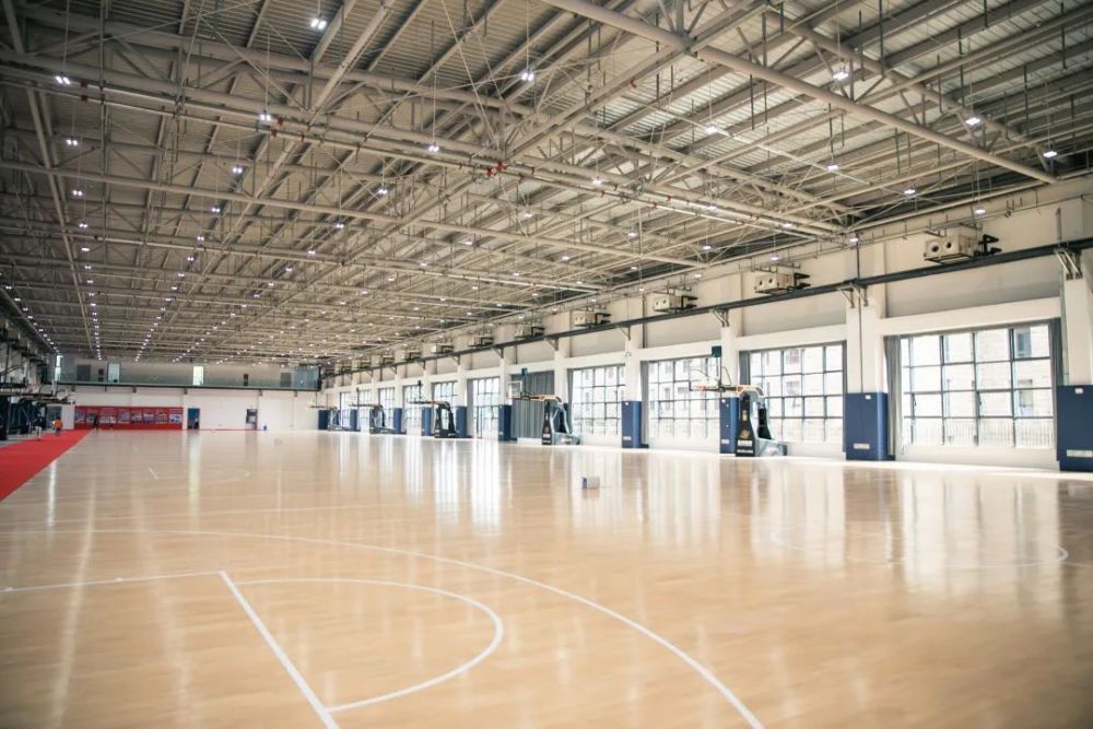 基地标准设计建设,总建筑面积16000余平方米,包括8片标准篮球训练场地