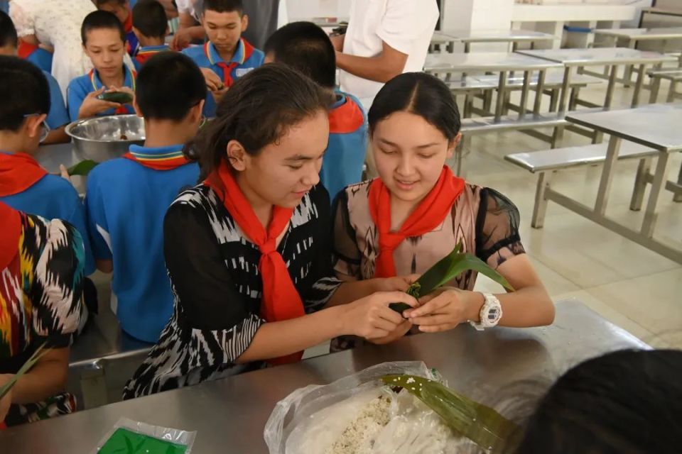 【网络中国节·端午】轮台县开展"你到我家吃馓子 我到你家吃粽子"融