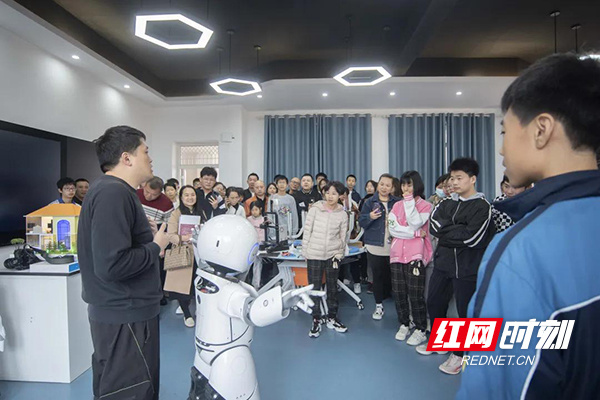 这个"五一"假期 株洲市南方中学的开放周处处精彩