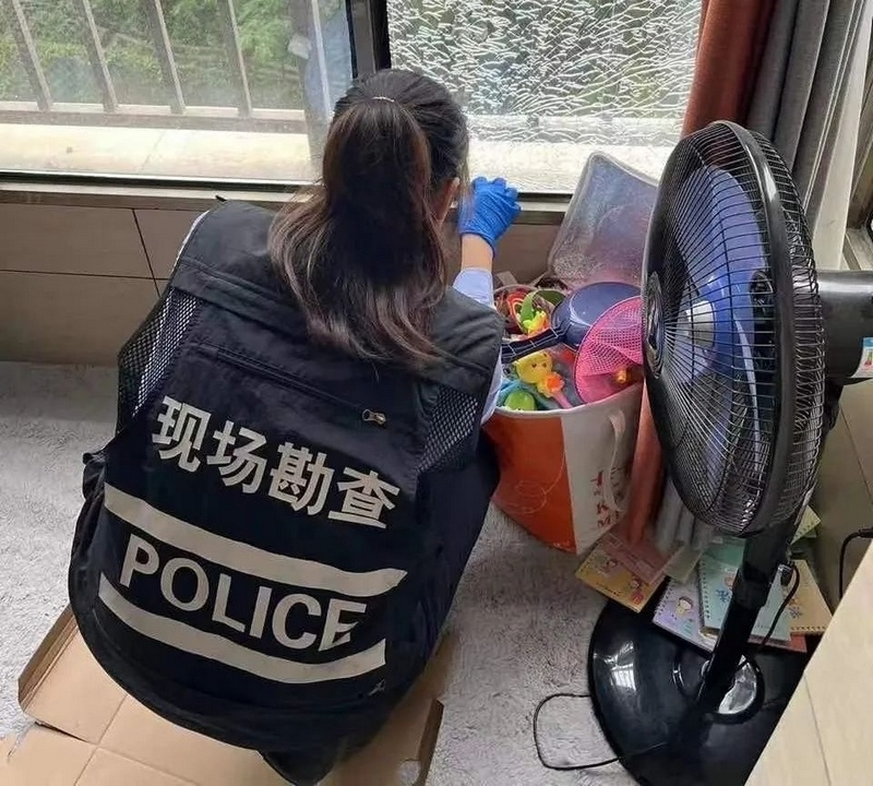 看着照片里自己帅气的背影,刘龄文意深有感触.