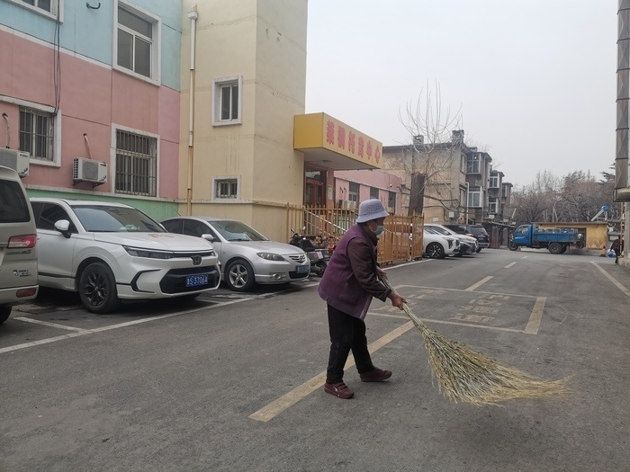 济南好人刘秀芳:坚持45年,86岁扫地奶奶每日义务清扫小区