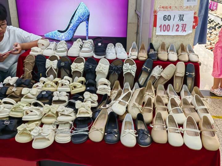 以出售中高端鞋子起家,包括零售和批发