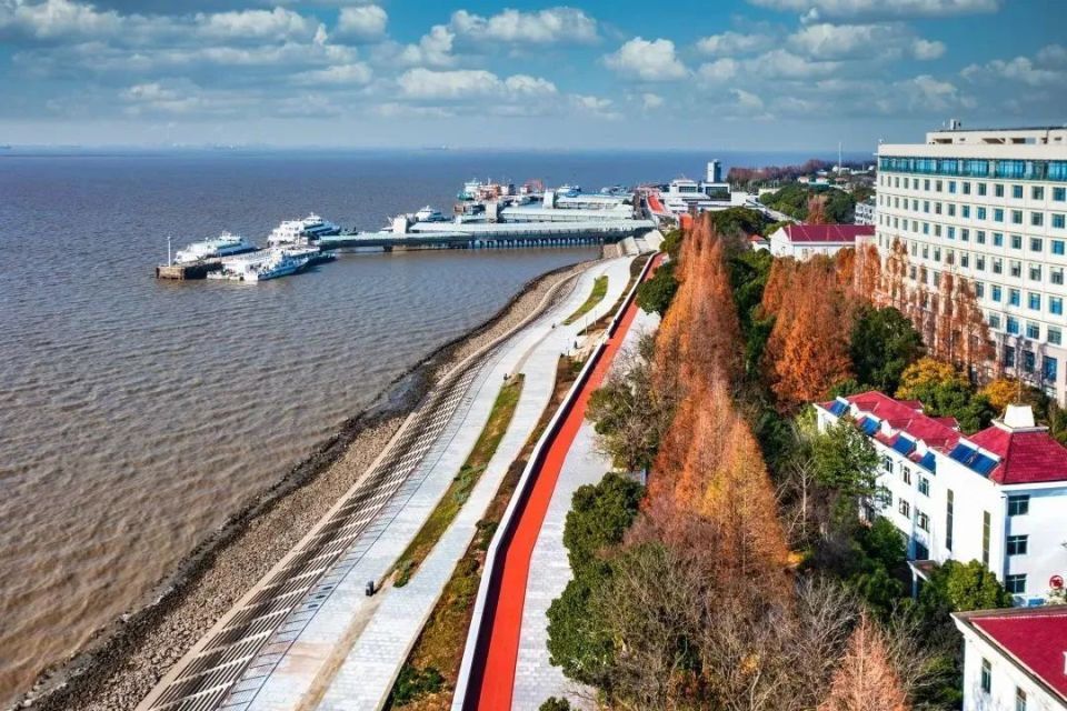 东门路往南走到尽头,就是南门大堤观景平台.