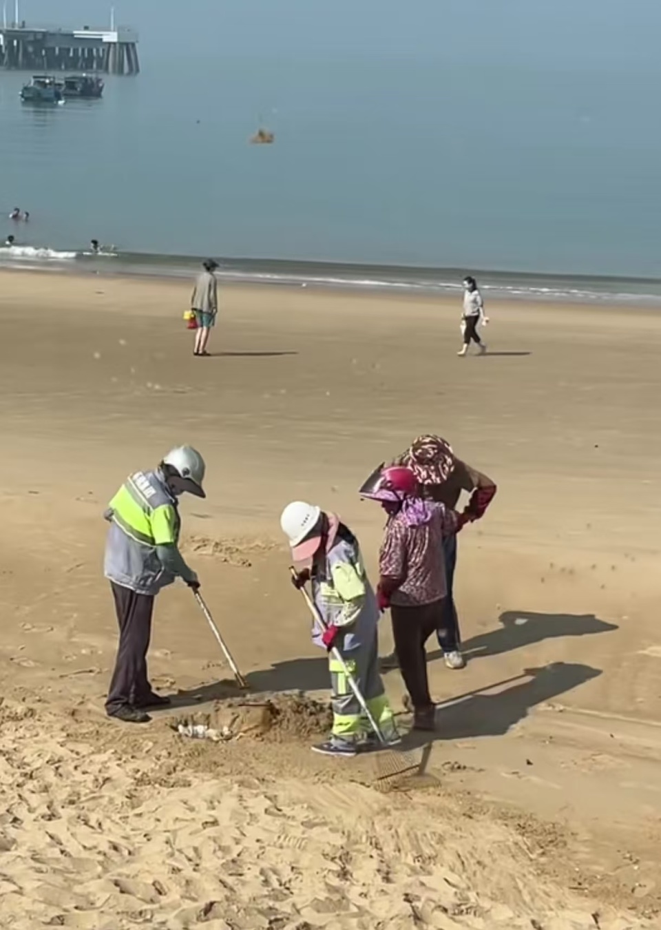 福建湄洲岛环卫工人在沙滩埋垃圾,当地:相关部门已介入处理