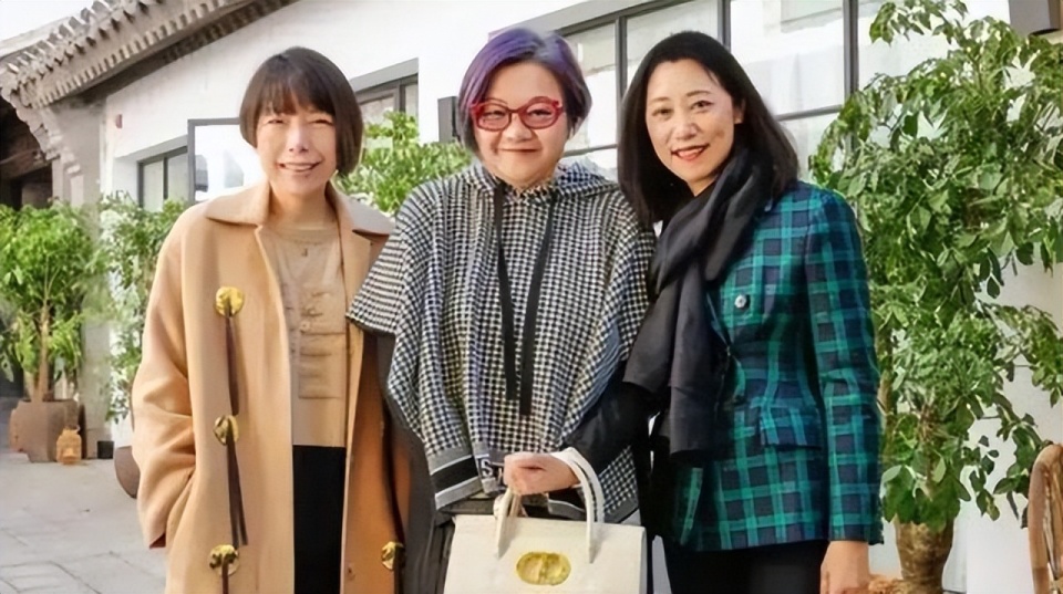 62岁洪晃与四婚老公法国近照,五官年轻精致,比陈凯歌还要出色