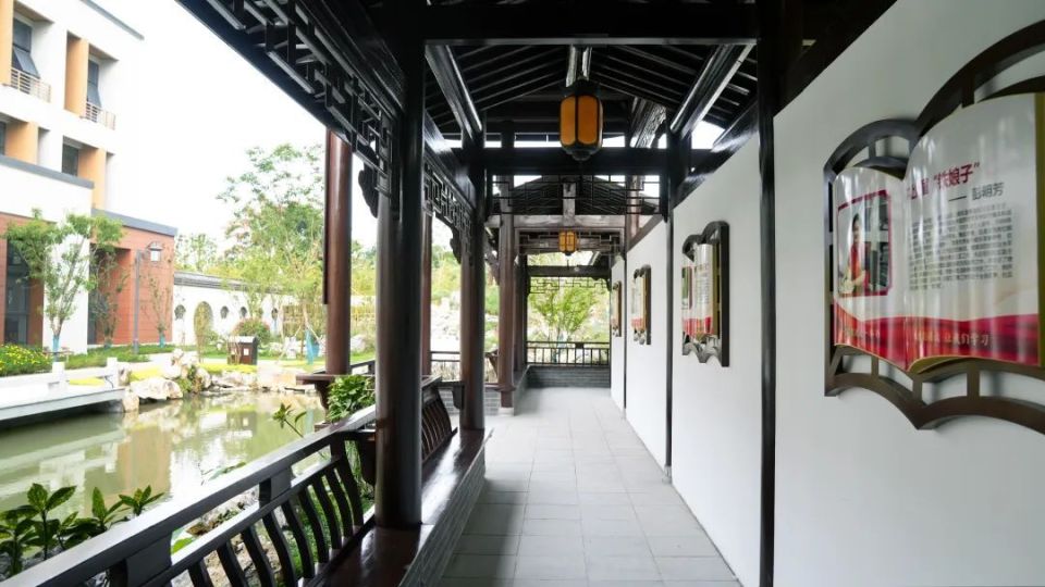 紧邻县全民健身中心,西临双湖公园,北靠县体育中心