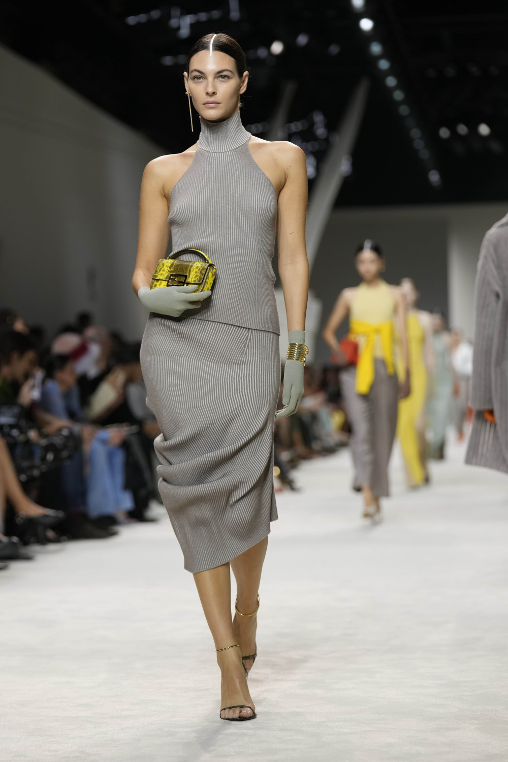 新华社/美联9月20日,模特在意大利米兰时装周上展示芬迪品牌的2024