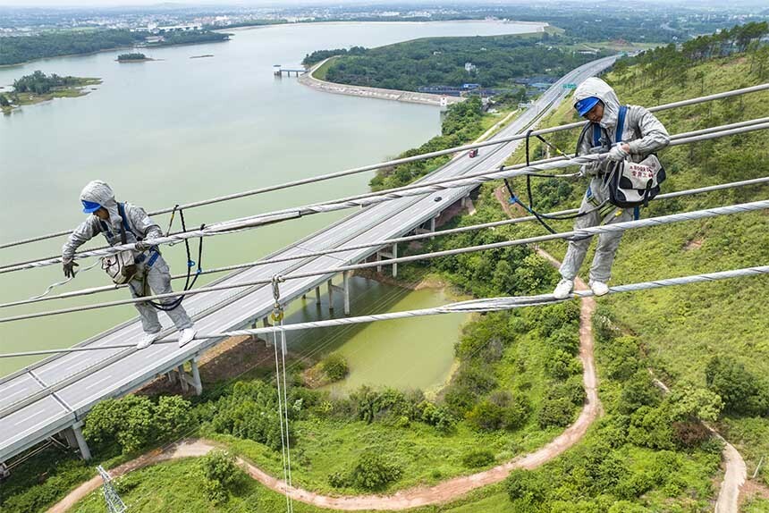 南网超高压梧州局小飞人开展800千伏云广特高压直流输电线路带电作业