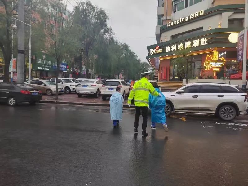 直击防汛一线 | 七台河公安交警:以"迅"防"汛" 全力筑牢"安全堤"