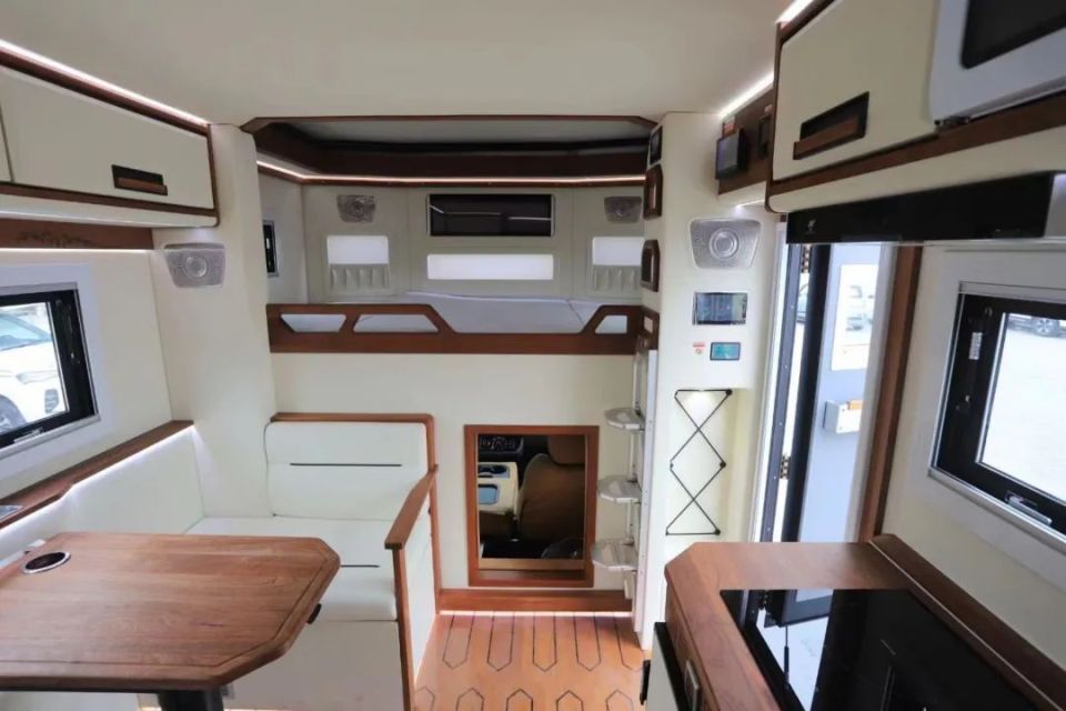 带升顶阳台的越野皮卡房车,全时四驱 三把差速锁,国产车越来越牛了