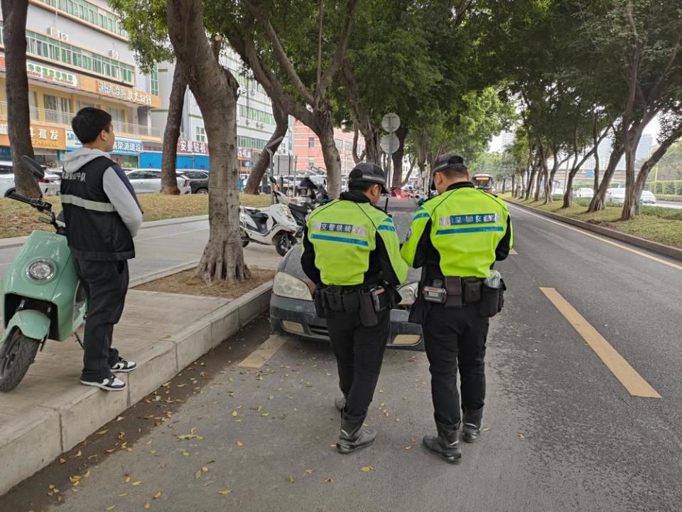 交警中队一起来到市民投诉所在的桃源社区前进二路一辆车头车尾均没有