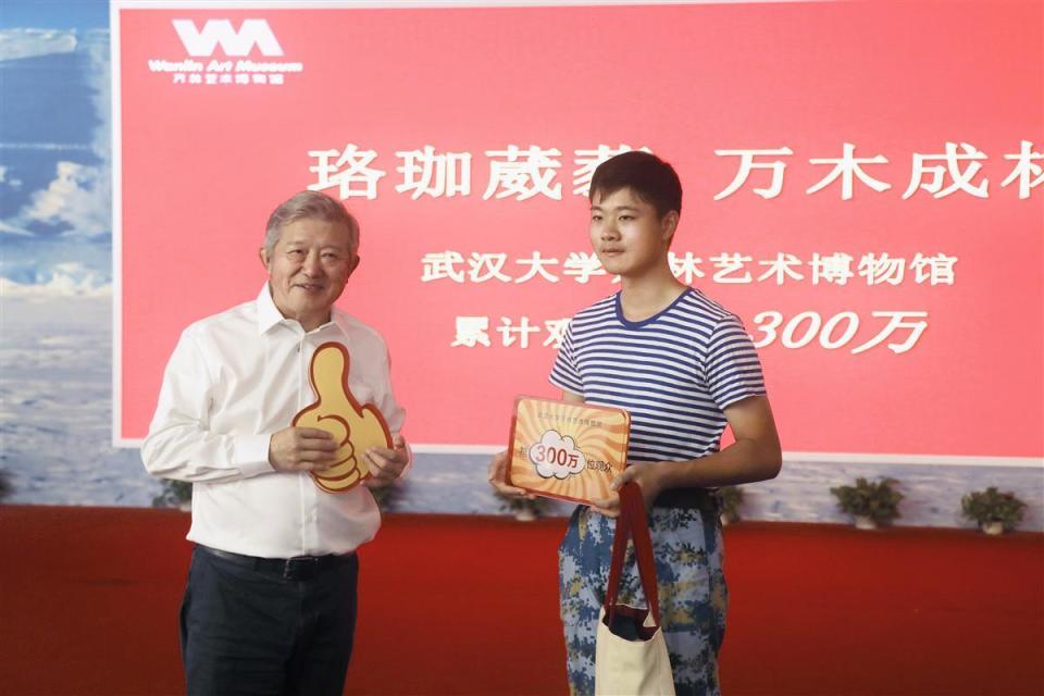 9年迎客300万,陈东升现身武大万林艺术博物馆为幸运观众"颁奖"