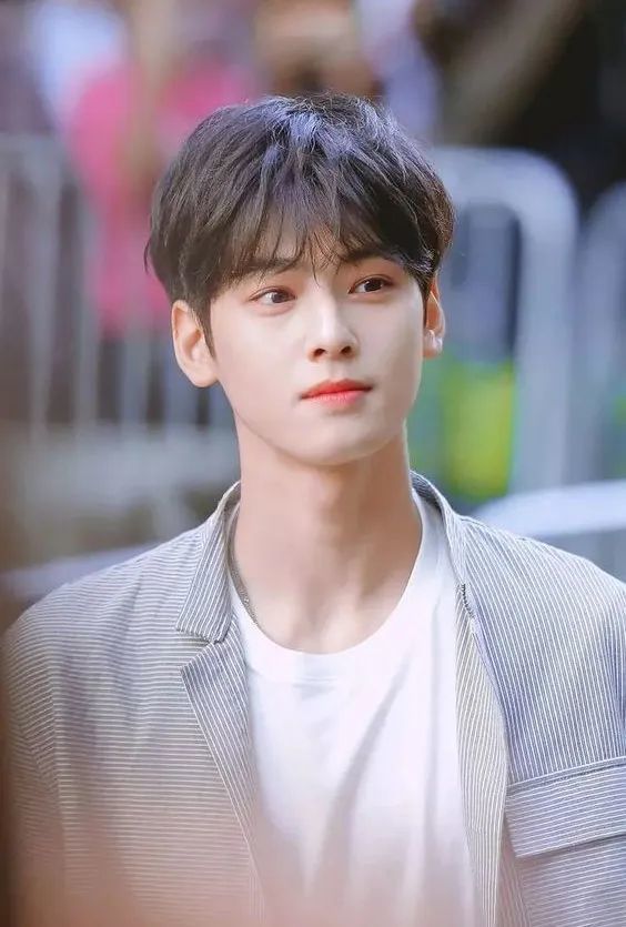 金秀贤近况曝光,35岁8块腹肌,网友:我都二胎了,他还不老?_腾讯新闻