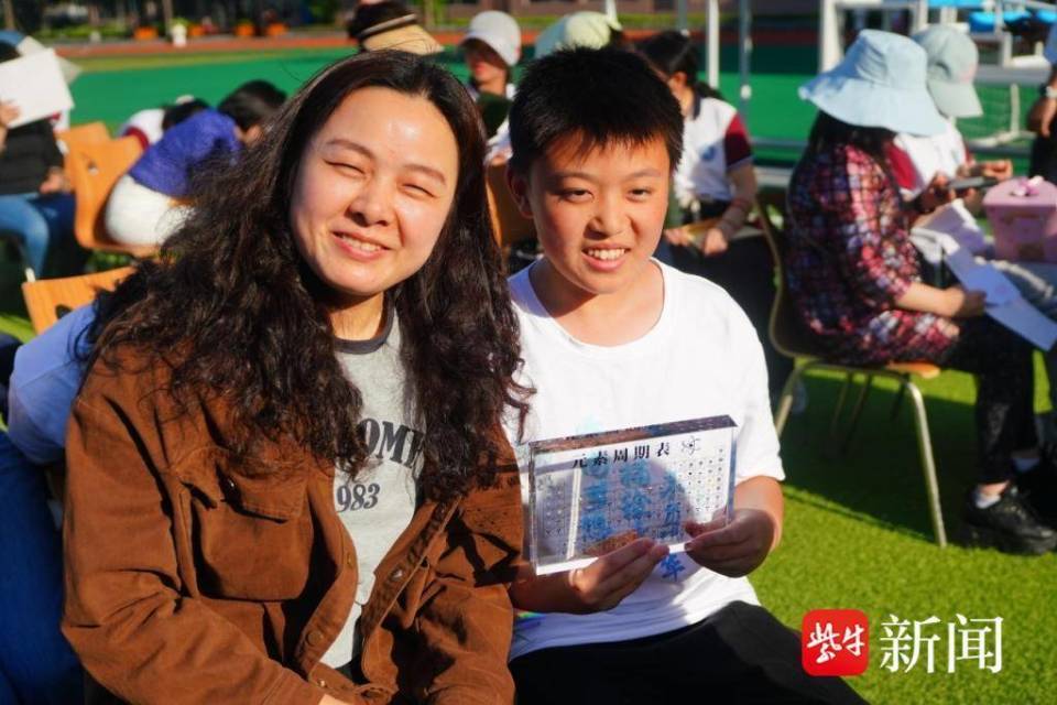 父母的神秘礼物让少年们动容,一纸书信,一份家书,一本成长纪念册,一卷