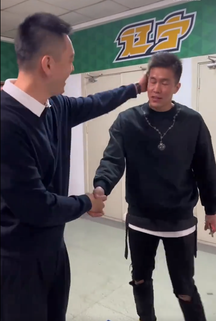 郭艾伦球员通道迎接杨鸣回归,杨导领完戒指艾伦抓住手不让他走-腾讯