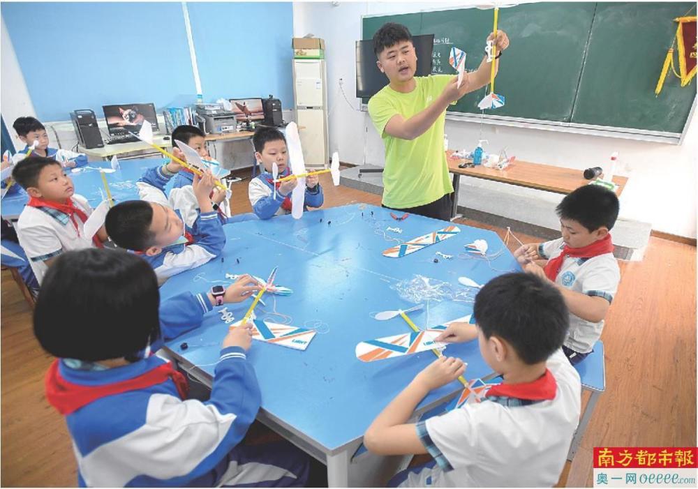2021年5月28日,在长沙清水塘第三小学,学生们在科学课上跟着老师学习