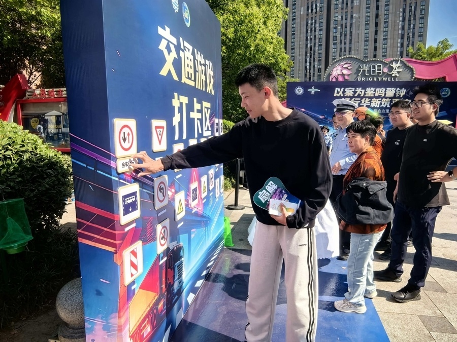 特技演绎“鬼探头”“开门杀”，青浦华新镇开展交通安全综合治理活动_腾讯新闻