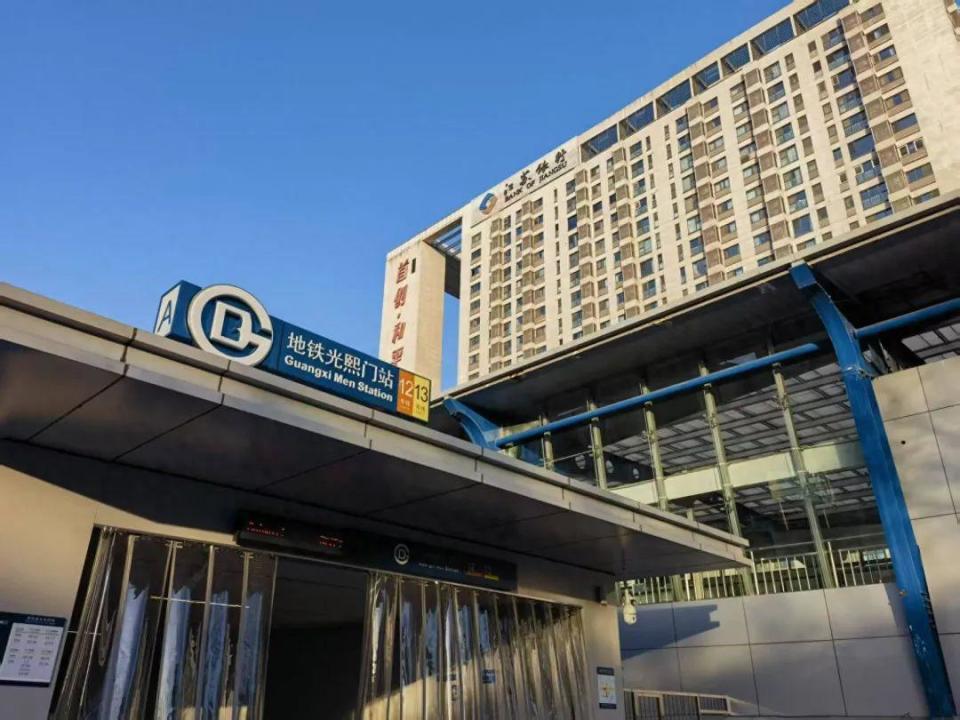 升级为地铁换乘站后，北京这条便民穿行通道为何被取消？_腾讯新闻