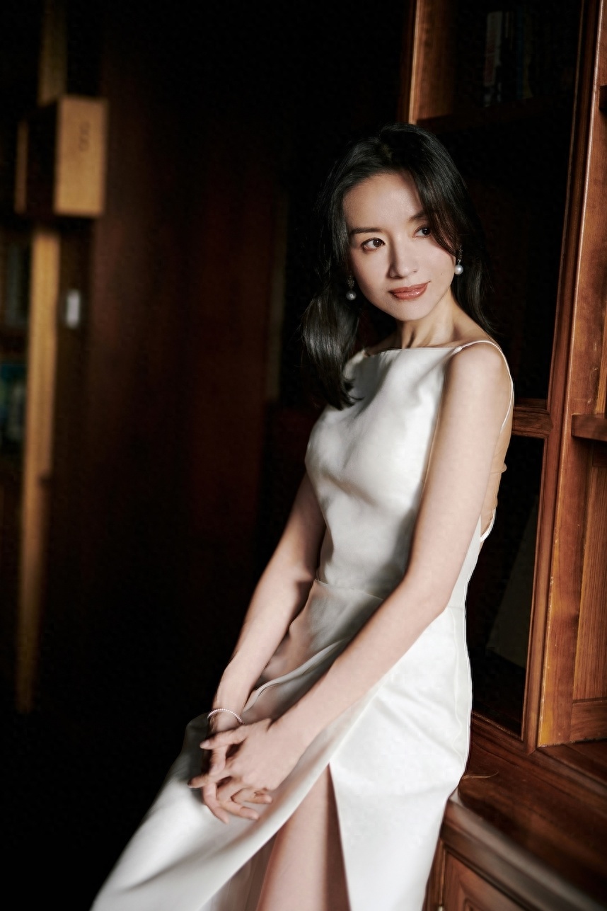 43岁董洁穿紧身裙惊艳亮相上海!