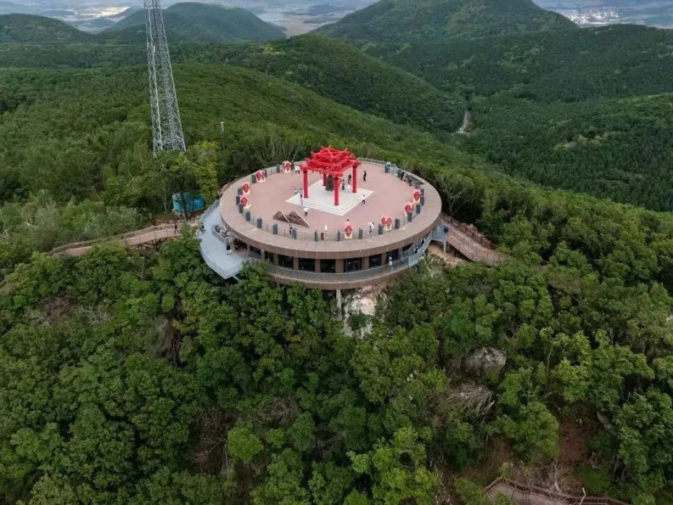 长春的最高峰其所在之处海拔711米神鹿峰必去的地方便是青云台钟鸣