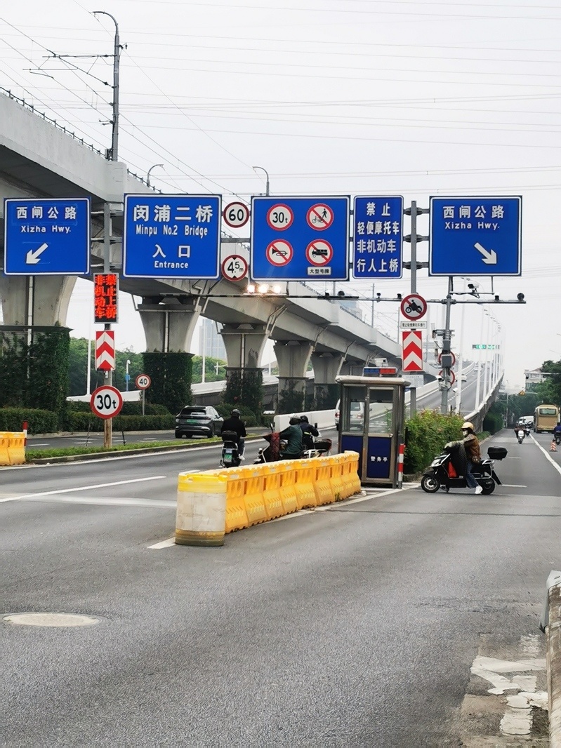 险象环生非机动车频频骑上闵浦二桥记者实地探访
