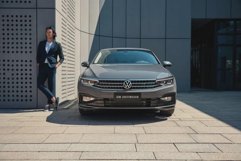 迈腾开创的经典的大众"tsi dsg"缸内直喷双涡轮增压发动机加双离合