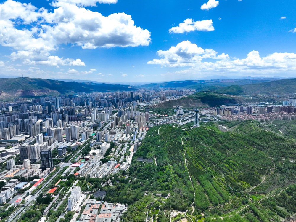 这是6月4日拍摄的青海省西宁市一角(无人机照片).新华社记者 张龙 摄