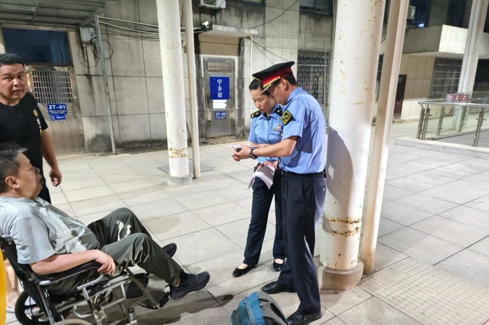 列车临停7分钟，紧急救助突发心梗旅客_腾讯新闻