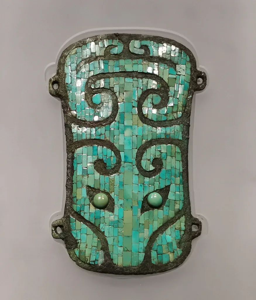 1984年,镶嵌绿松石铜牌饰出土于这座都城的高等级贵族墓葬.