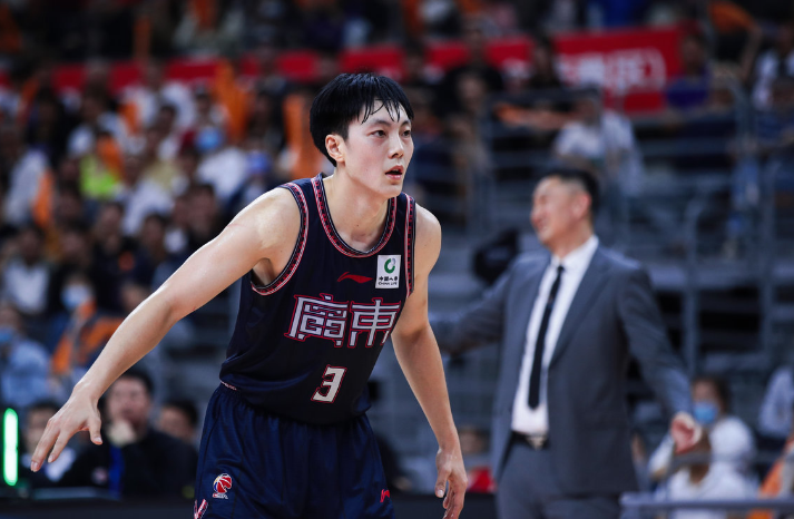 广东赢在哪:沃特斯35 8三分完虐血布11中1 胡明轩末节13分