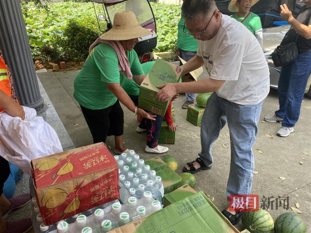 武汉新洲区道观河风景区为环卫工人送清凉