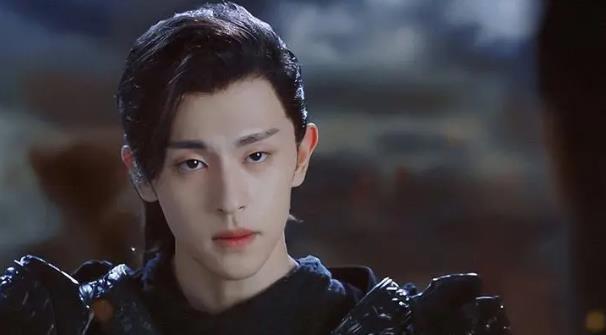 《与凤行》墨方这个角色一出现,很多网友都自发的想到了邓伦的长相.