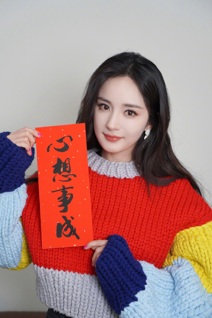 杨幂晒照过元宵节,肤白貌美似初恋,边撸猫边吃汤圆引争议