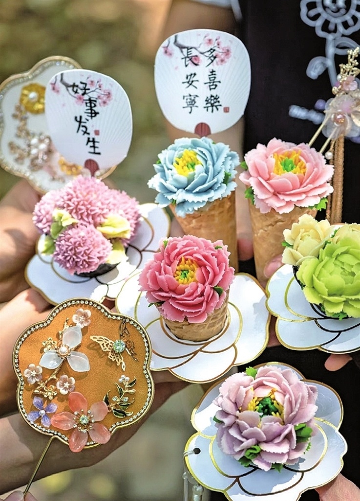 建筑设计师在洛阳创业卖文创冰淇淋走红 逼真的牡丹造型让年轻人"种草