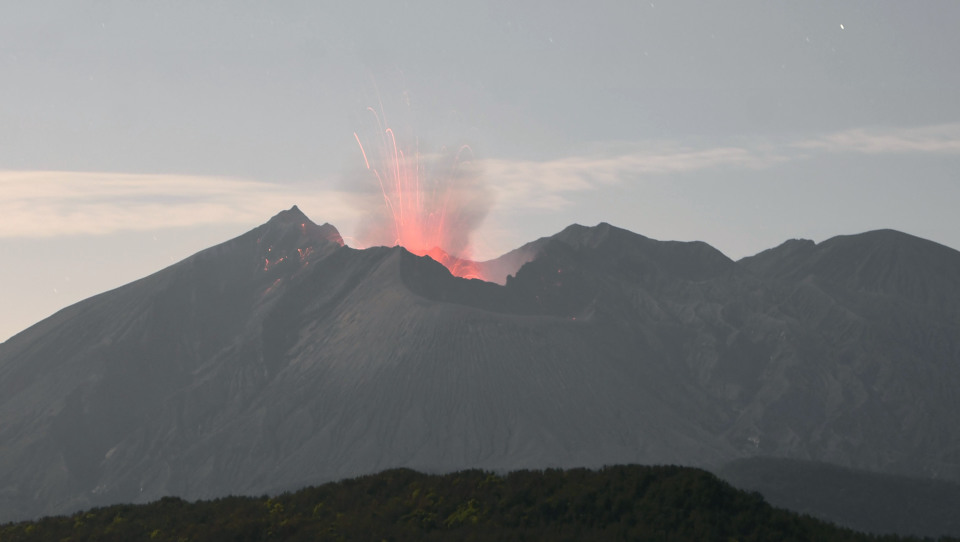 日本鹿儿岛县火山喷发，烟雾最高至1800米_腾讯新闻