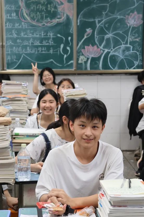 朋友为参加中考的哥哥姐姐加油助威达川区管村初级中学校领导们为初三