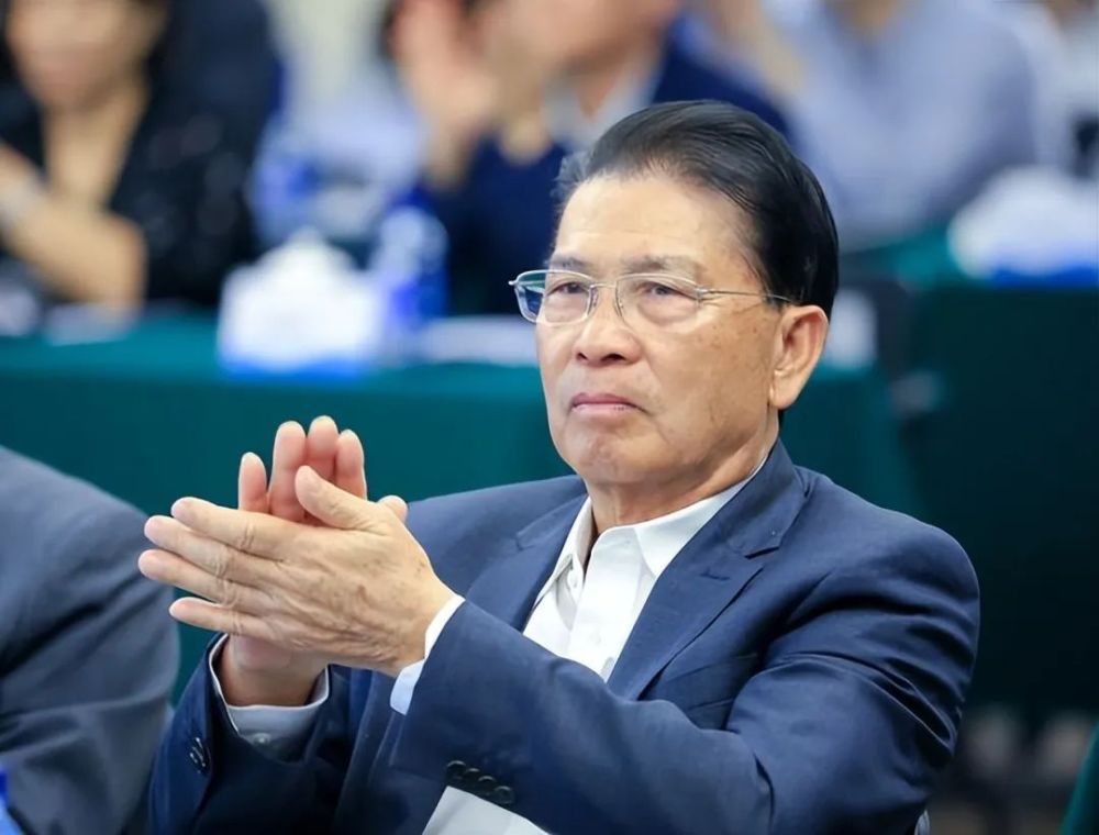 "白手起家创立了美的,董明珠是从格力的基层销售员做到董事长位置,路