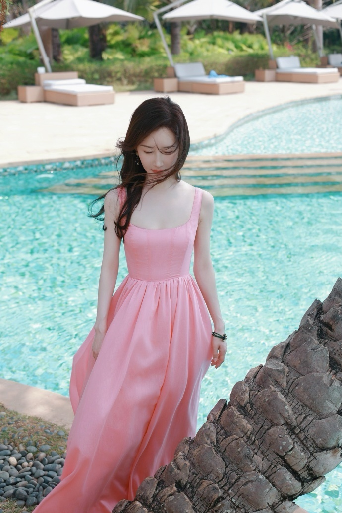 舒畅分享旅游美照,天赐身材和容颜惹人羡,笑容甜美宛如初恋