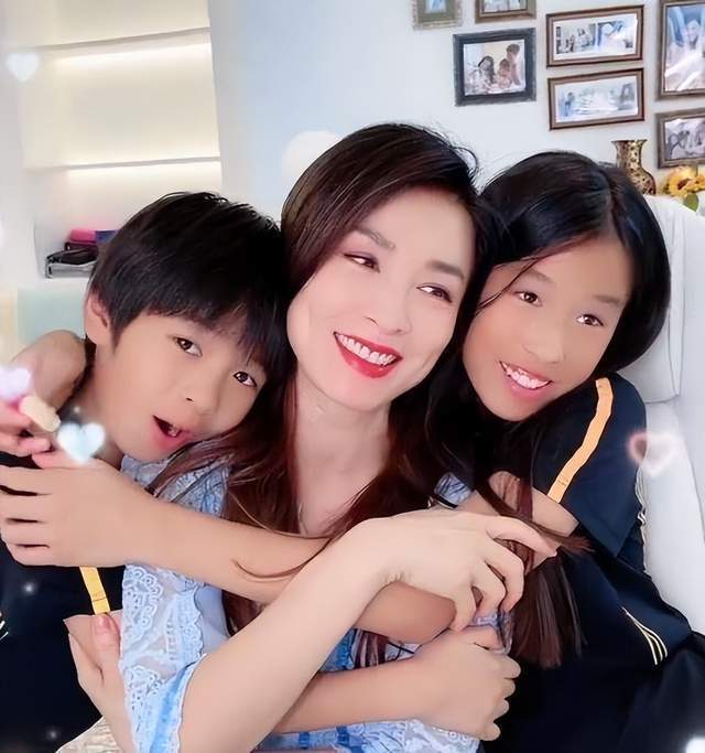 张庭女儿仍在上海念外籍贵族学校一年33万13岁打扮成熟变化大