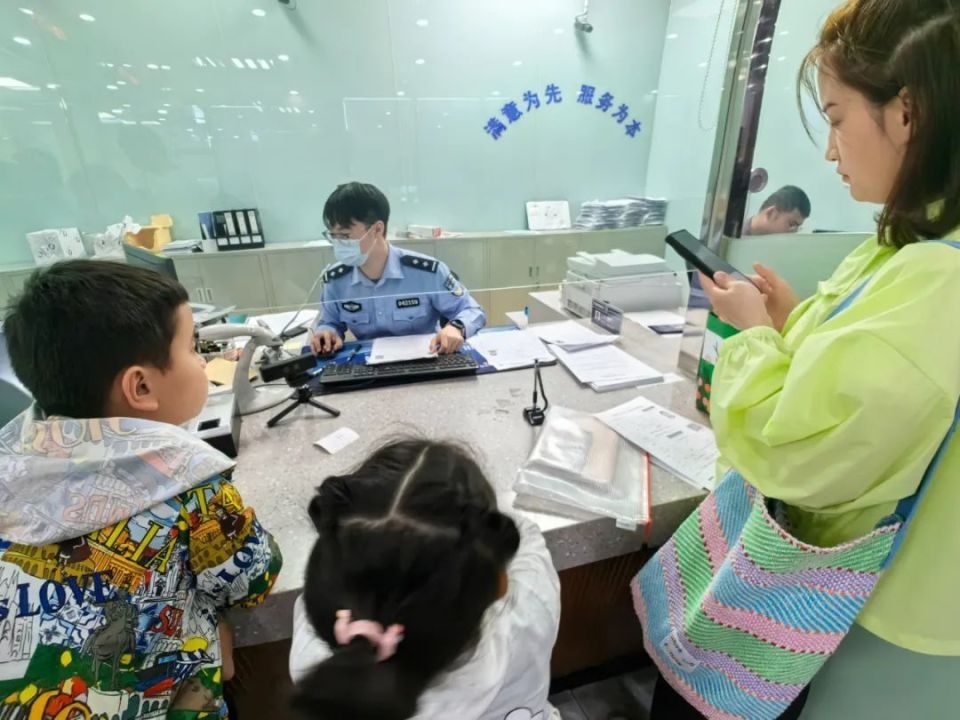 闵行公安分局出入境管理办公室窗口组警长余碧文告诉记者,暑假在即