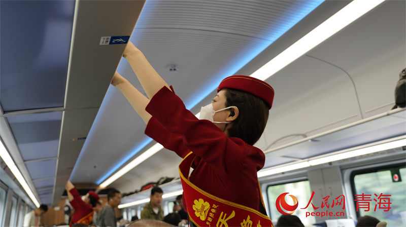 首发车乘务员在整理行李.人民网记者 甘海琼摄首发车抵达德令哈站.