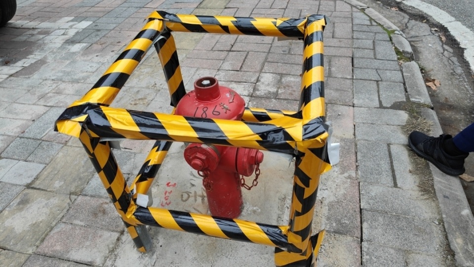 检查过程中,消防监督员发现该小区的人行道上,一个室外消火栓竟被防撞