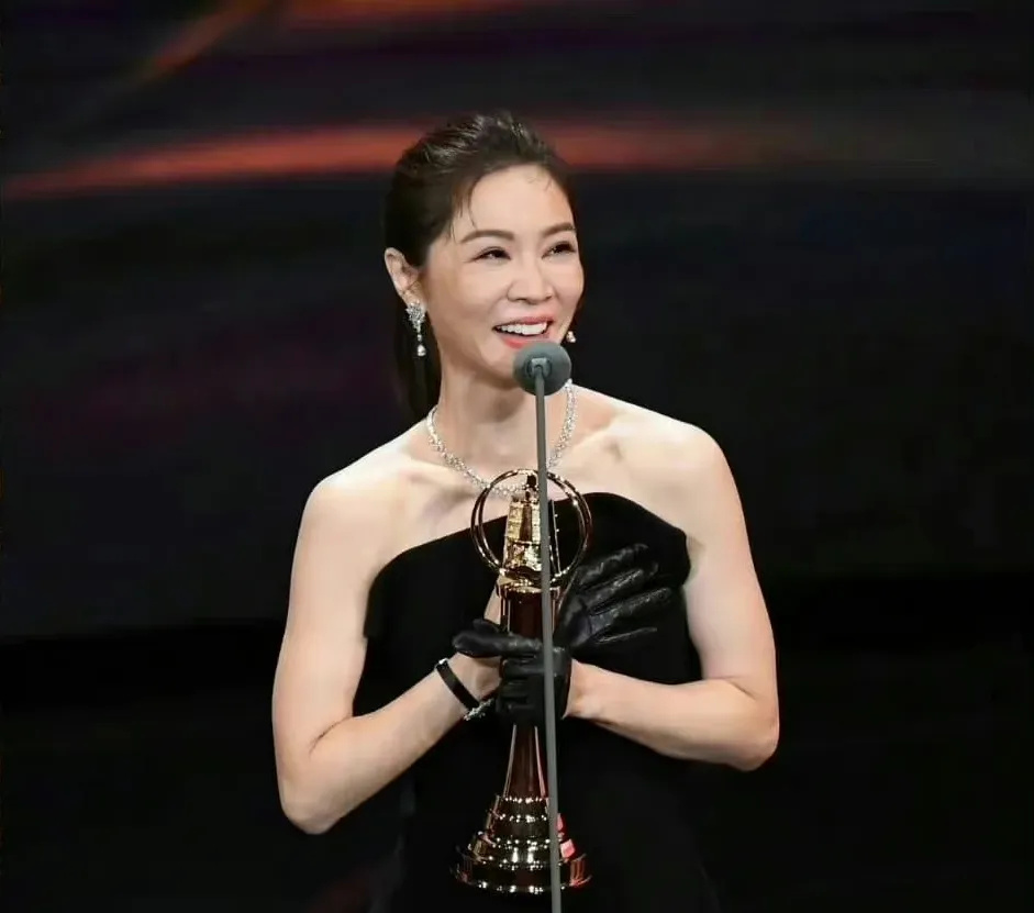郑秀文50岁拿金像奖,杨紫琼60岁拿奥斯卡,大龄女演员正在崛起_腾讯
